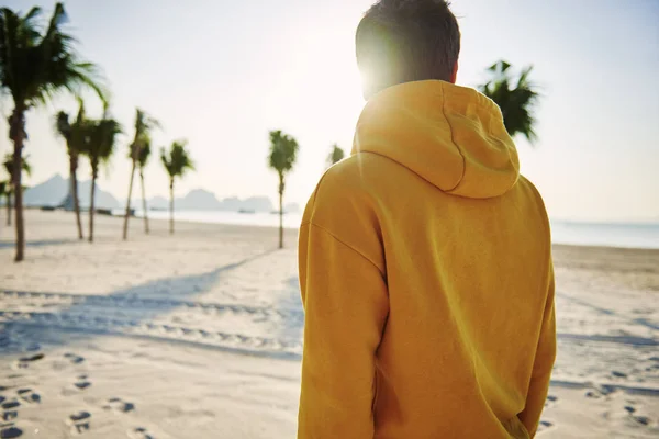 Bakre Utsikt Över Människan Njuter Utsikten Över Den Tropiska Stranden — Stockfoto