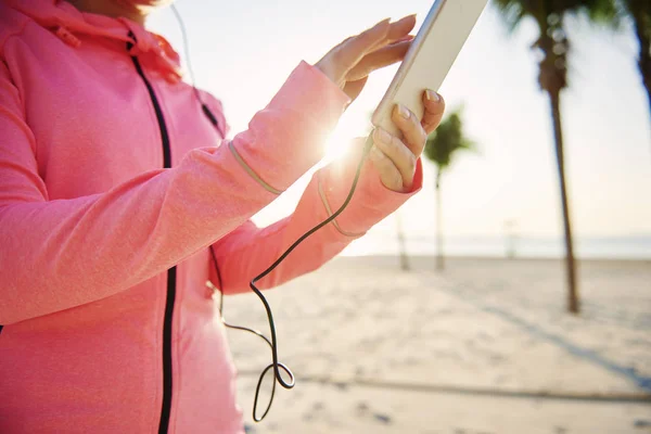 Sluiten Van Het Gebruik Van Telefoon Door Runner — Stockfoto