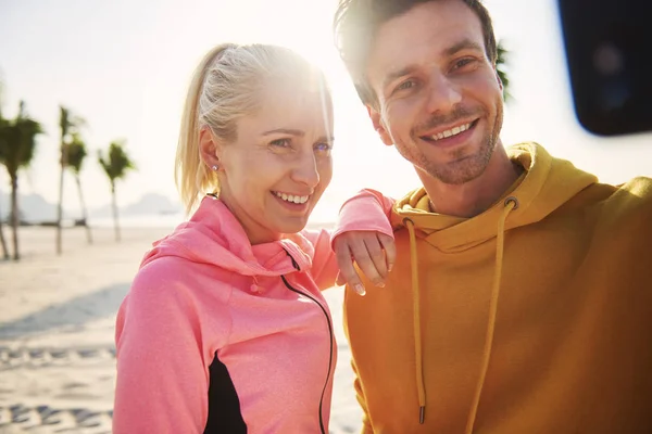 Couple Sportif Faisant Selfie Dans Nature — Photo