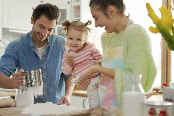 Liten Flicka Gör Sin Första Kaka Med Föräldrar — Stockfoto