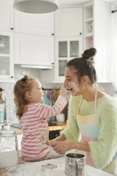 Mamma Figlia Giocano Con Farina — Foto Stock