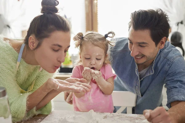 Tillbringa Tid Med Familjen Köket — Stockfoto