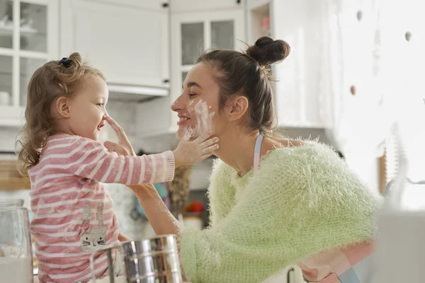 Mãe Filha Divertindo Com Farinha Cozinha — Fotografia de Stock