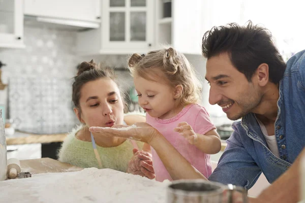 Cuocere Con Famiglia Può Essere Grande Divertimento — Foto Stock