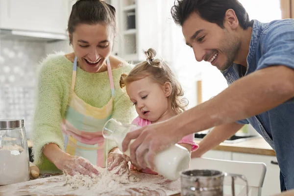 Figlia Aiutare Genitori Con Cucina — Foto Stock