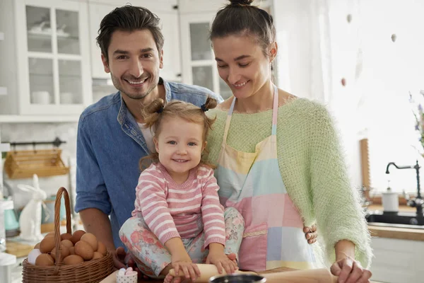 Familia Feliz Tiempo Pascua — Foto de Stock