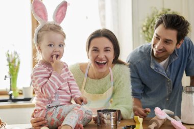Mutlu aile mutfakta birlikte eğleniyor. 