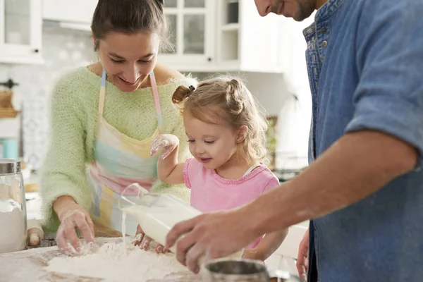 Bambina Con Genitori Che Prepara Cibo Cucina — Foto Stock