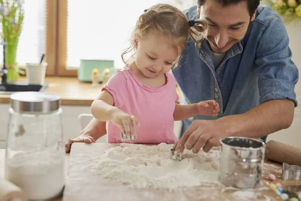 Lányok Segítenek Apának Sütésben — Stock Fotó
