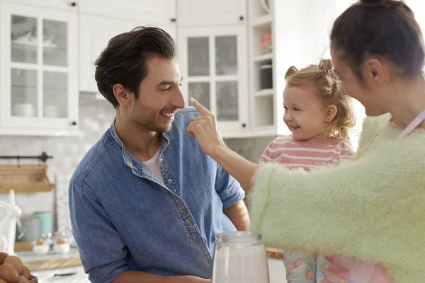 Lycklig Familj Njuta Matlagning Tillsammans — Stockfoto