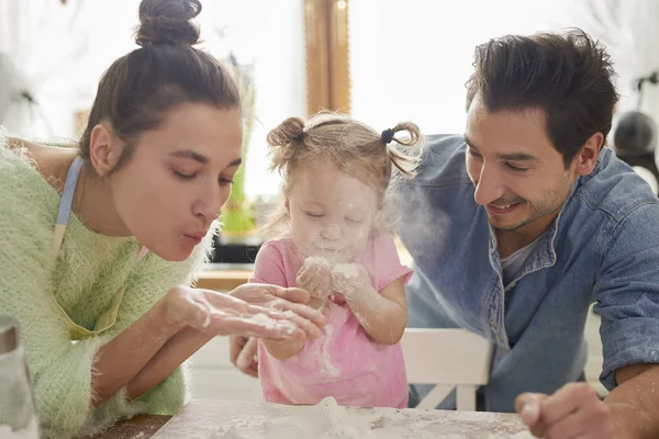 Ganze Familie Spielt Mit Mehl Der Küche — Stockfoto