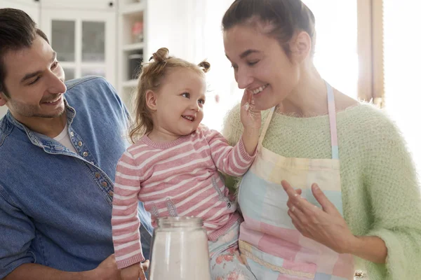 Família Feliz Passar Tempo Juntos Cozinha — Fotografia de Stock