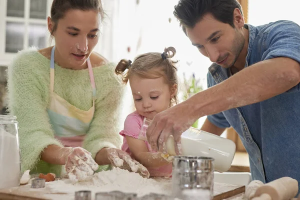 Menina Fazendo Biscoitos Com Pais — Fotografia de Stock