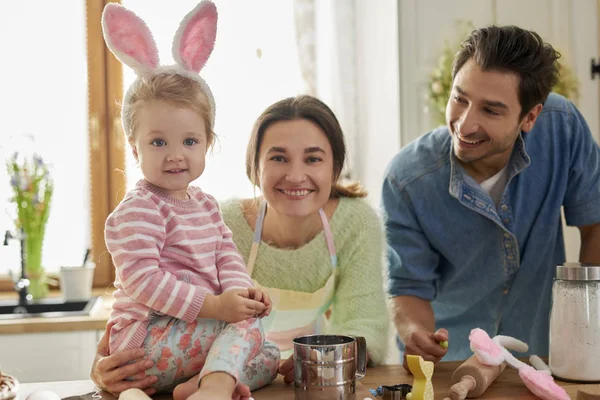 Šťastná Rodina Době Velikonoční — Stock fotografie