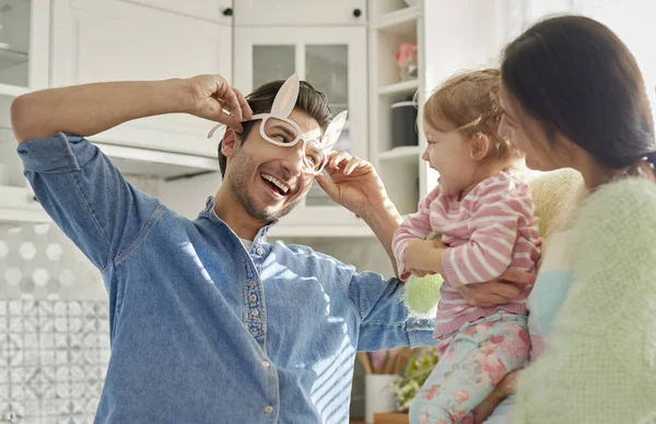 Lekfull Familj Med Barn Som Tillbringar Tid Tillsammans — Stockfoto