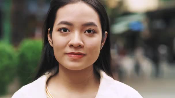 Handheld Uitzicht Glimlachende Vietnamese Vrouw — Stockvideo
