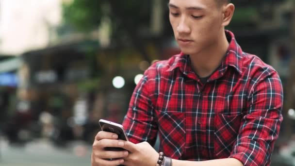 Handhållen Bild Vietnamesisk Man Med Mobiltelefon — Stockvideo