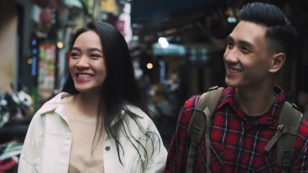 Handhållen Utsikt Över Unga Vietnamesiska Par Promenader Gatan — Stockvideo