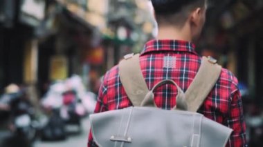 Vietnam caddesinde sırt çantalı bir turistin el kamerası görüntüsü 