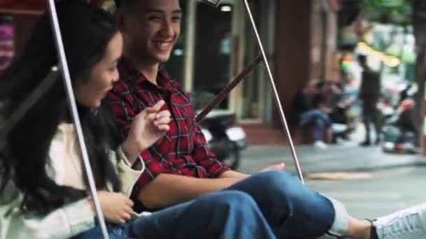 Handheld Uitzicht Paar Reizen Door Vietnamese Wijze Van Vervoer — Stockvideo