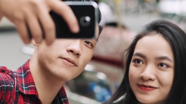 Vista Portátil Jovem Casal Vietnamita Fazendo Uma Selfie — Vídeo de Stock