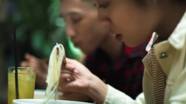 Vista Mano Pareja Vietnamita Comiendo Sopa Pho Fotografía Con Cámara — Vídeo de stock