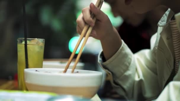 Primer Plano Pareja Comiendo Sopa Vietnamita Fotografía Con Cámara Helio — Vídeos de Stock