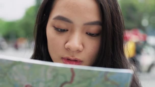 Ruční Pohled Vietnamského Turistu Jak Čte Mapu Snímek Červenou Heliovou — Stock video