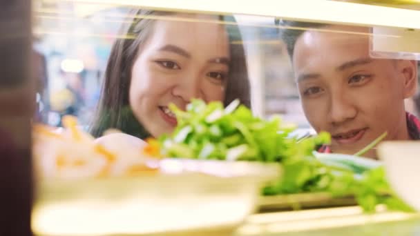 Vue Main Jeune Couple Choisissant Repas Vietnamien Tourné Avec Caméra — Video