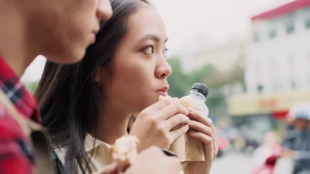 Vista Mano Una Joven Pareja Disfrutando Comida Para Llevar Fotografía — Vídeos de Stock