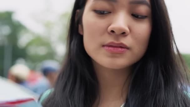 Портативный Вид Вьетнамского Туриста Картой Города Съемка Помощью Камеры Red — стоковое видео