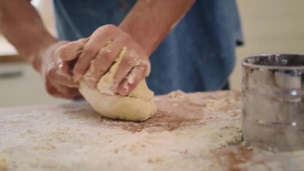 Ручне Відео Показує Чоловік Замішує Тісто Кухні Знімок Гелієвою Камерою — стокове відео