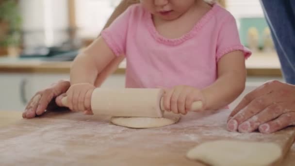 Handgehaltener Blick Auf Ein Kind Das Teig Der Küche Rollt — Stockvideo