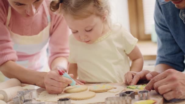 Podręczny Widok Dziecka Dekorowanie Ciasteczek Pod Czujnym Okiem Rodziców Zdjęcia — Wideo stockowe