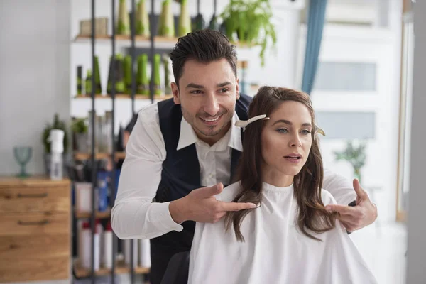 Guter Rat Vom Männlichen Friseur — Stockfoto