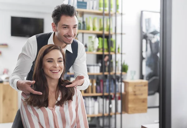 Haarstylist Vrouwelijke Klant Kapsalon — Stockfoto