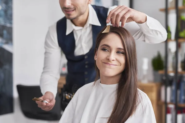 Молодая Женщина Выбирает Цвет Окрашивания Волос — стоковое фото