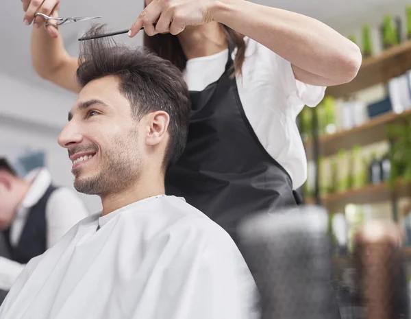 Männliche Kundin Schaut Beim Haarschneiden — Stockfoto