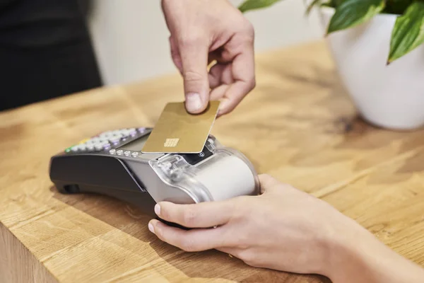Bezahlen Mit Kreditkarte Friseursalon — Stockfoto