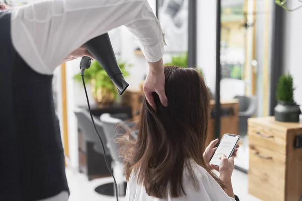 Close Hairdresser Using Hair Dryer — 스톡 사진