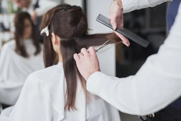 Nahaufnahme Der Vom Friseur Geschnittenen Langen Haare — Stockfoto