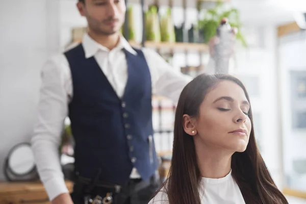 Professional Hairdresser Using Hairspray Work — Stock Photo, Image