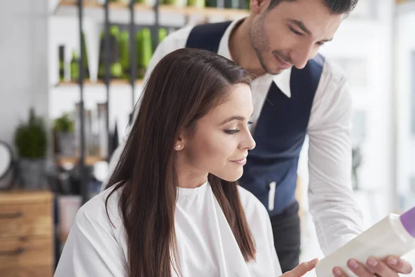 Hairstylist Female Customer Talking Hair Salon — Stockfoto