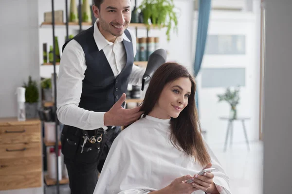 Friseur Trocknet Frau Die Haare — Stockfoto