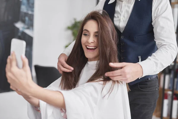 Mulher Bonita Com Telefone Celular Fazendo Selfie Salão Cabeleireiro — Fotografia de Stock