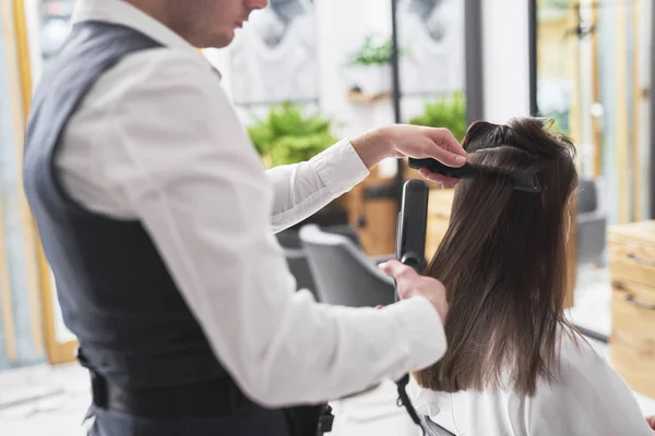 Close Hairdresser Using Comb Straightener — 스톡 사진