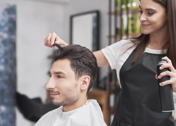 Schaffung Trendiger Frisur Durch Junge Frau — Stockfoto