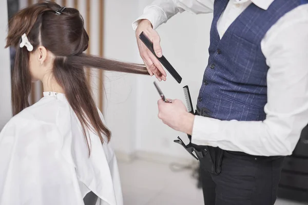 Mujer Joven Tiene Corte Pelo Peluquería — Foto de Stock