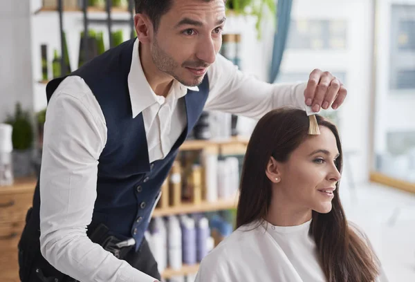 Jovem Mulher Cabeleireiro Escolha Cor Para Tintura Cabelo — Fotografia de Stock