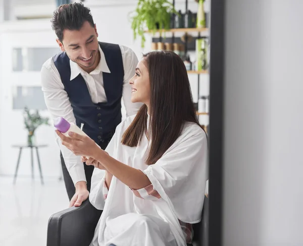 Kapster Vrouw Kiezen Juiste Shampoo — Stockfoto